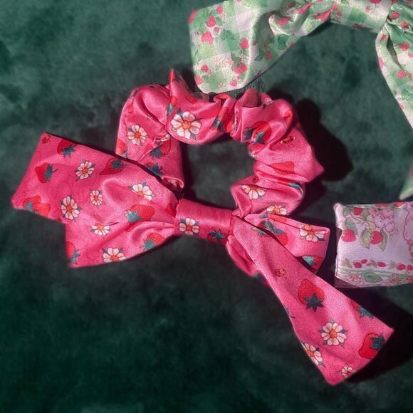 SOLD - NWOT Dolls Kill X Strawberry Shortcake Hair Bow Scrunchy Set of 3 - Picture 3 of 6